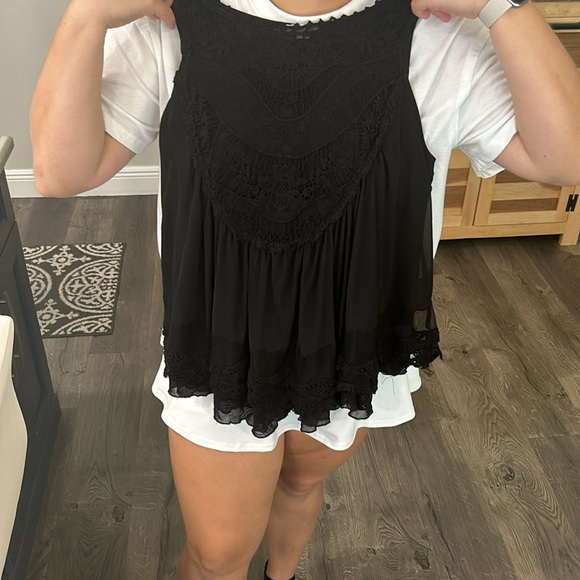 black and white flowy tank tops lightly used - Picture 3 of 4